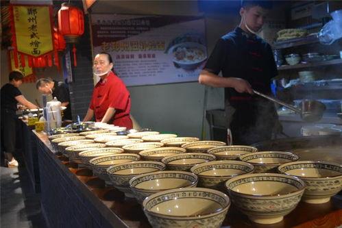 临颍鼓楼吃瓜,夏日吃瓜，品味古韵风情