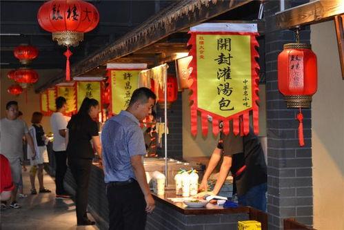 临颍鼓楼吃瓜,夏日吃瓜，品味古韵风情