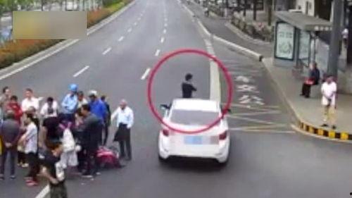 吃瓜反而被撞
