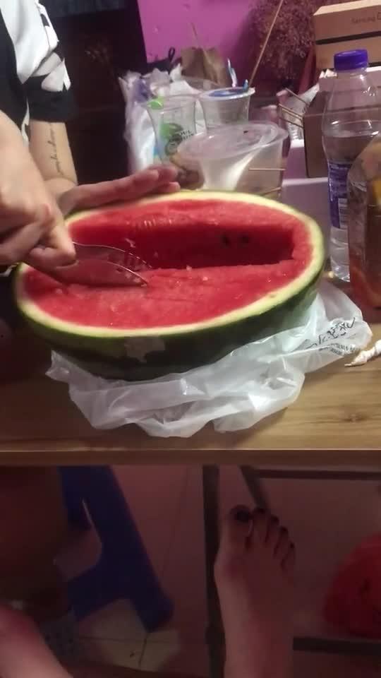 吃瓜在宿舍里,揭秘宿舍生活的趣味瞬间