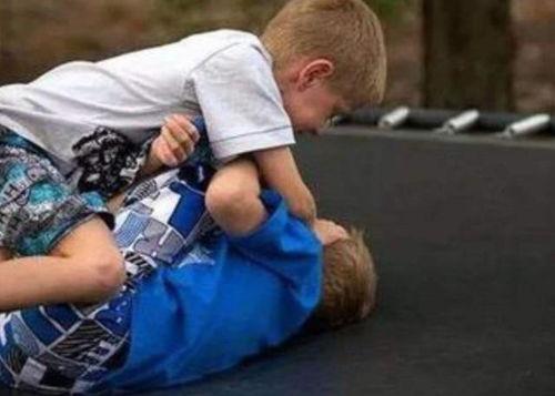 大人打架小孩吃瓜视频