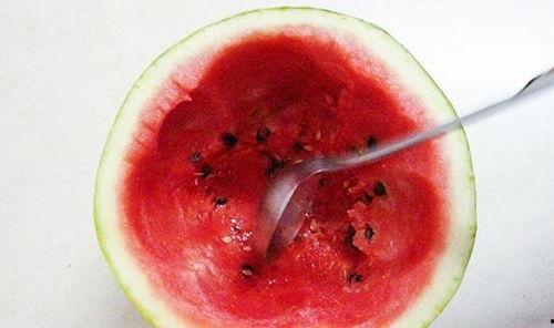 吃瓜小勺子吃的说说图片,吃瓜小勺子的趣味瞬间