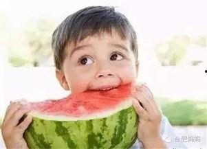 孩子吃爸妈的瓜,孩子吃爸妈“瓜”的温馨瞬间