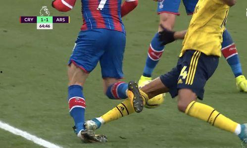 吃瓜铲球,揭秘足球场上的趣味瞬间