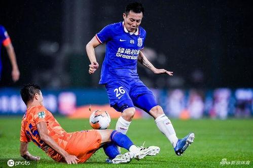 吃瓜铲球,揭秘足球场上的趣味瞬间