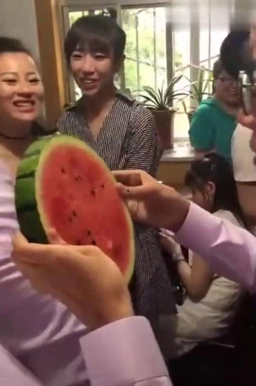 伴娘吃瓜,揭秘婚礼现场幕后趣事