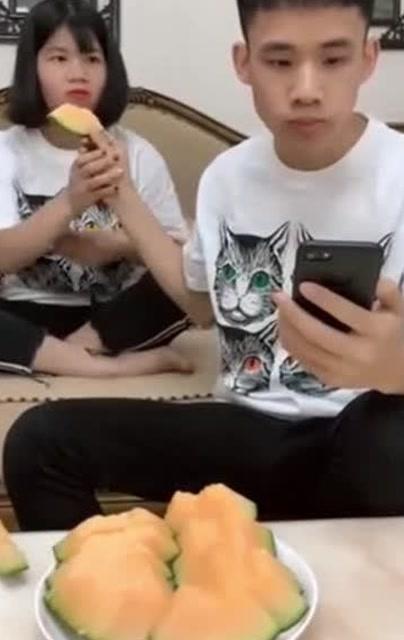 搞怪兄弟吃瓜,笑料横生的夏日狂欢