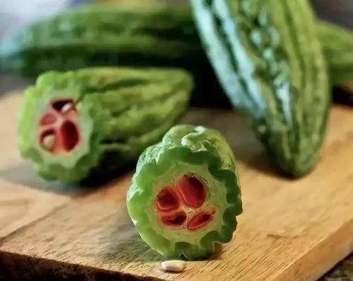 雪饼猴抓瓜子吃瓜,趣味横生吃瓜记