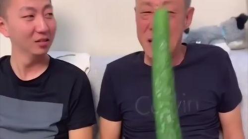 老爸让姑娘吃瓜,姑娘，来一块吃瓜吧！