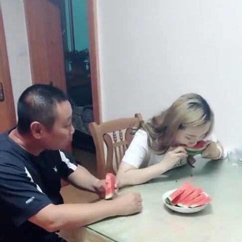 老爸让姑娘吃瓜,姑娘，来一块吃瓜吧！