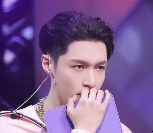 华晨宇游戏吃瓜,揭秘明星幕后娱乐生活