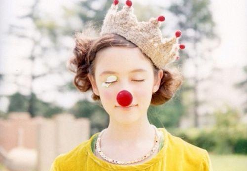 低头吃瓜情侣头,低头情侣共享瓜果时光