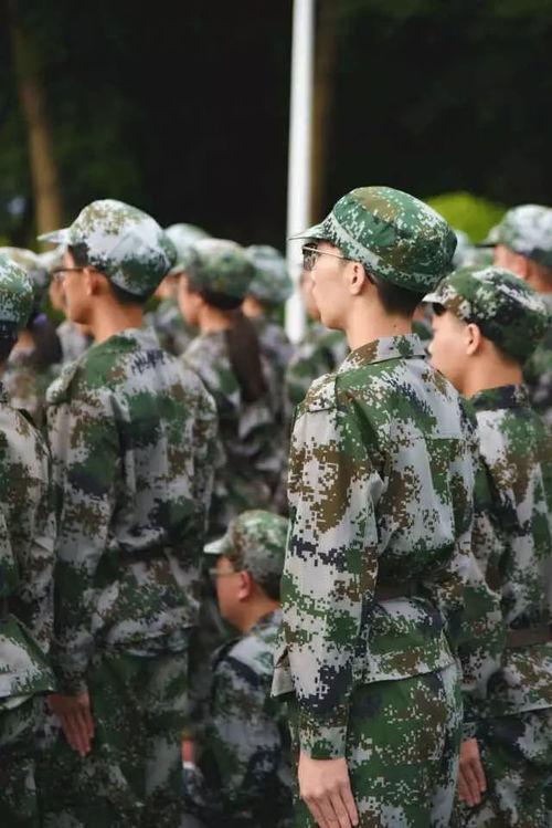 军训搞笑吃瓜视频,吃瓜群众笑翻校园