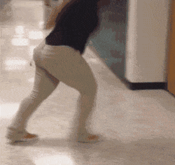 gif美女吃瓜,美女的甜蜜瞬间